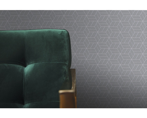 Gros plan d''un papier peint gris avec un motif géométrique et d''une partie d''un canapé vert