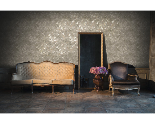 Salon élégant avec papier peint à motifs, canapé, fauteuil et miroir