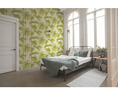 Chambre avec papier peint motif palmier, lit et lumière naturelle