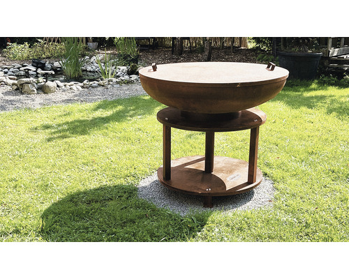 Feuerschale mit Abdeckung auf einem zweistufigen Ständer im Garten