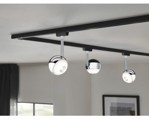 Deckenleuchte mit drei runden Strahlern an schwarzer Schiene