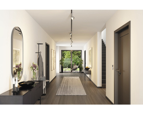 Heller Flur mit Spiegel, Garderobe, Kommode und Teppich