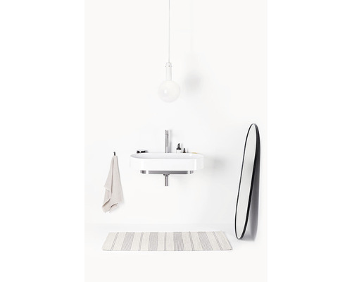 Salle de bain avec lavabo, miroir, lampe et tapis
