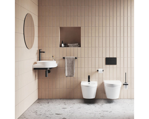 Badezimmer mit Waschtisch, Spiegel, Toilette und Bidet vor getäfelter Wand
