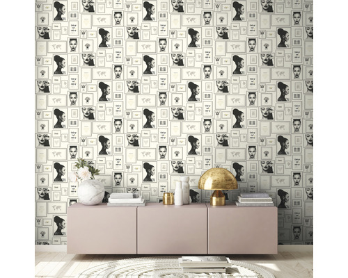 Szene mit einer gemusterten Tapete mit Frauenporträts in Rahmen hinter einer Kommode.