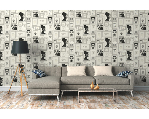 Wohnzimmer mit gemusterter Tapete, Sofa und Stehlampe