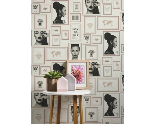 Papier peint photo avec des images décoratives sur un mur