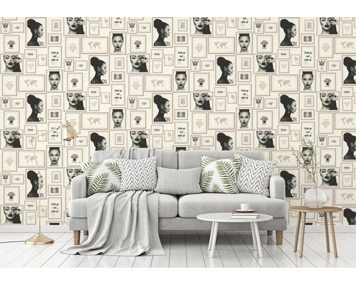 Intérieur avec un canapé devant un mur avec du papier peint photo avec des motifs de mode.