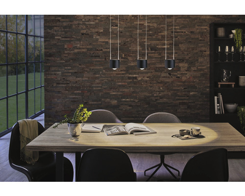 Salle à manger avec table, chaises et trois suspensions