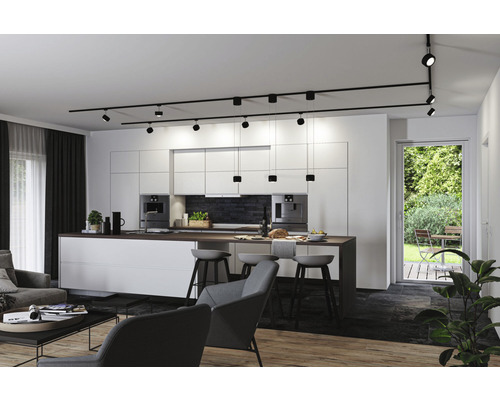 Espace de vie avec cuisine ouverte, équipé d''un système de rail noir avec spots et suspensions