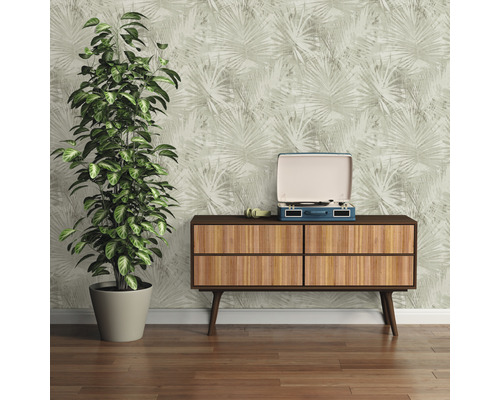 Wohnraum mit gemusterter Tapete, Kommode, Zimmerpflanze und Schallplattenspieler