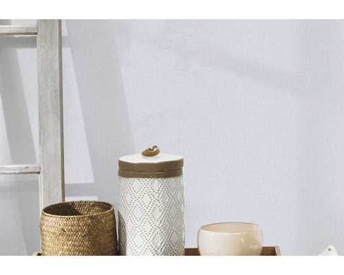 Scène décorative avec panier en osier, pot en céramique et bol