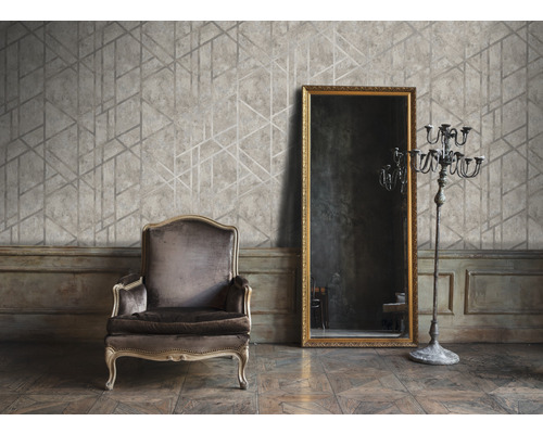 Raumansicht mit Sessel, Spiegel, Kerzenständer und geometrischer Tapete