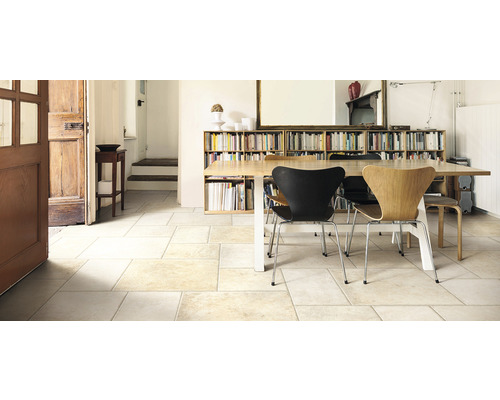 Heller Raum mit Natursteinfliesen und Holztüren