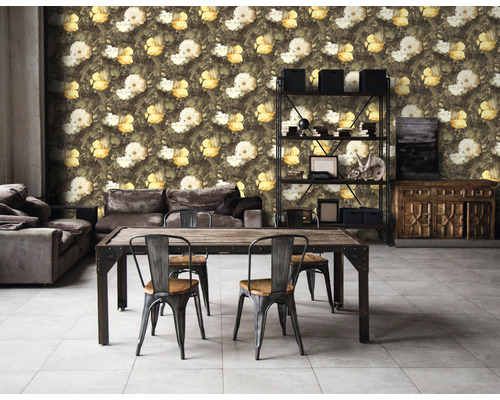 Salon avec papier peint floral, table en bois et chaises