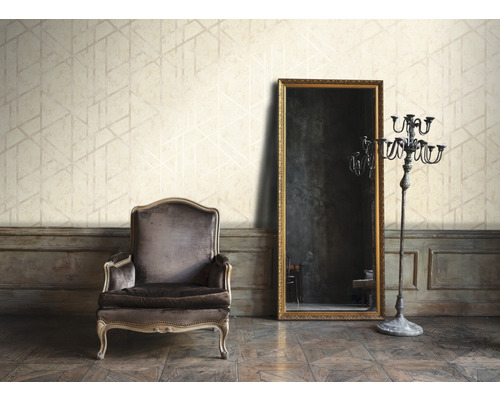 Intérieur classique avec fauteuil, miroir et papier peint géométrique pour un design de pièce élégant.