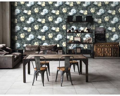 Wohnzimmer mit floraler Tapete, Sofa, Tisch und Regalen