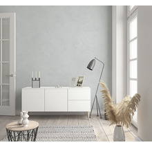 Wohnzimmer mit Sideboard, Stehlampe und Dekoration