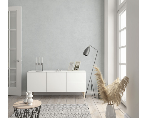 Wohnzimmer mit Sideboard, Stehlampe und Dekoration