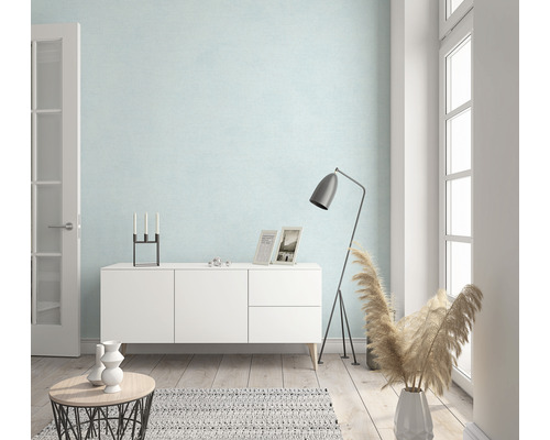 Heller Wohnraum mit Kommode, Stehlampe und Dekoration