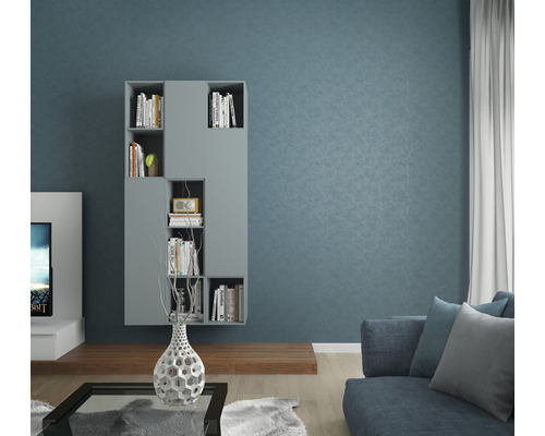 Salon avec bibliothèque grise, canapé et décoration