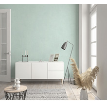 Salon avec buffet, lampadaire, décoration et tapis