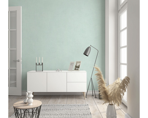 Salon avec buffet, lampadaire, décoration et tapis