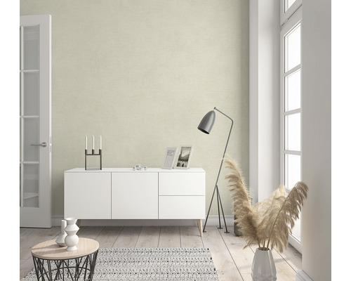 Heller Wohnraum mit Tapete, Kommode, Lampe und Dekoration