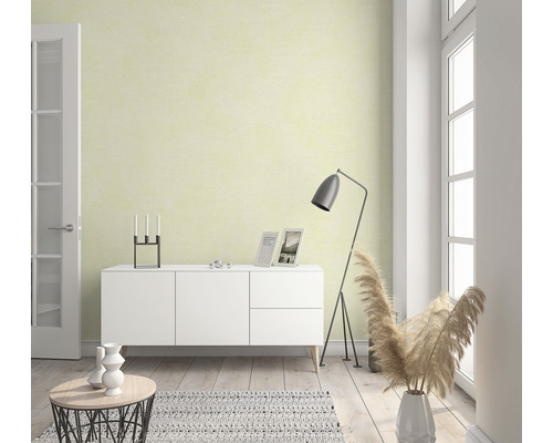 Helles Wohnzimmer mit Kommode, Stehlampe und Dekoration