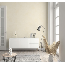 Pièce lumineuse avec commode, décoration et lampadaire