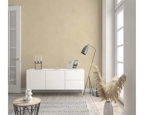 Wohnzimmer mit Kommode, Stehlampe und Dekoration