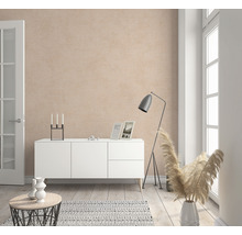 Salon lumineux avec commode, lampadaire, décoration et papier peint textile