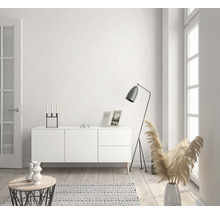 Pièce claire avec buffet, lampadaire et décorations