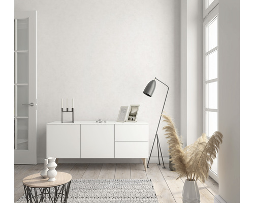 Pièce claire avec buffet, lampadaire et décorations