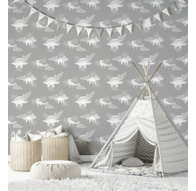 Chambre d''enfant décorée avec papier peint dinosaure, tente de jeu, paniers et tapis