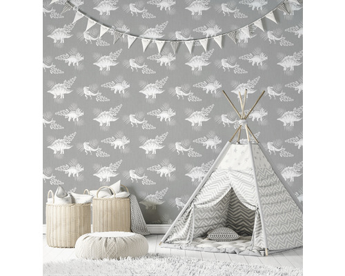 Chambre d''enfant décorée avec papier peint dinosaure, tente de jeu, paniers et tapis