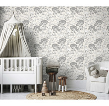 Chambre d''enfant avec papier peint mural, lit à barreaux et décoration