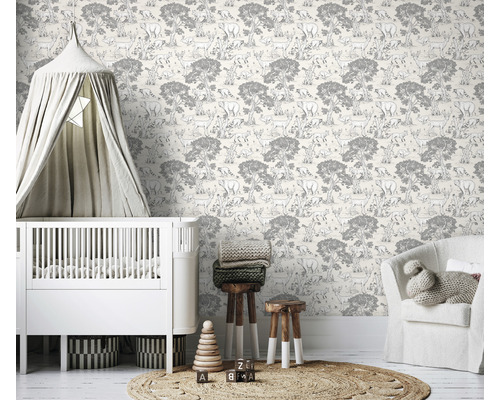 Chambre d''enfant avec papier peint mural, lit à barreaux et décoration