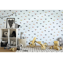 Kinderzimmer mit Flugzeugtapete, Spielzeugregal und Holzspielzeug