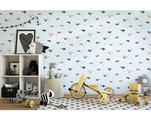 Kinderzimmer mit Flugzeugtapete, Spielzeugregal und Holzspielzeug