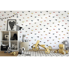 Chambre d''enfant avec papier peint d''avion, jouets et étagère