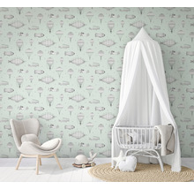 Chambre d''enfant avec papier peint sur le thème de l''aviation, fauteuil et lit de bébé