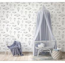 Chambre avec papier peint sur le thème de l''aviation, lit de bébé avec baldaquin et chaise avec couverture