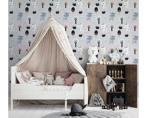 Chambre d''enfant avec lit, baldaquin, armoire et papier peint à motifs d''animaux