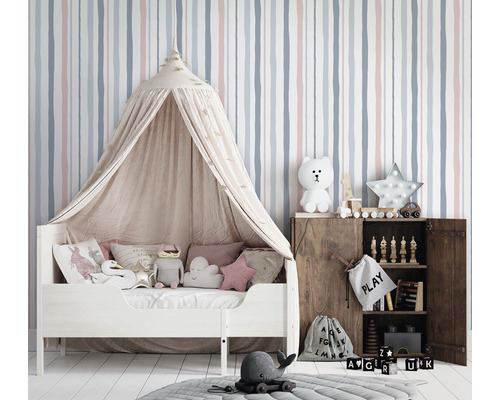 Chambre d''enfant avec lit, baldaquin, armoire en bois et jouets