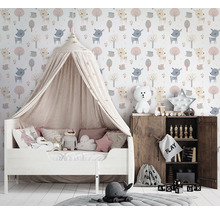 Chambre d''enfant avec lit d''enfant, jouets et papier peint animalier