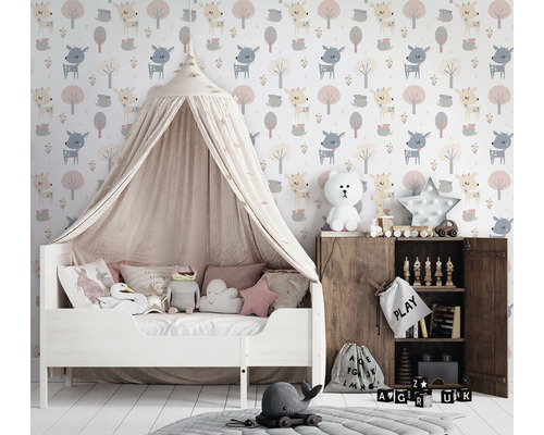 Chambre d''enfant avec lit d''enfant, jouets et papier peint animalier