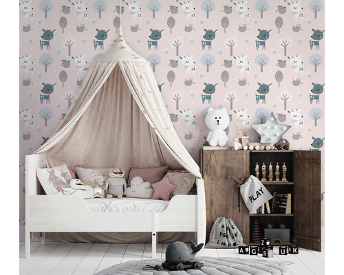 Chambre d''enfant avec lit à baldaquin, armoire en bois et papier peint à motifs pour enfants