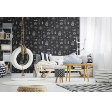 Chambre décorative avec balançoire de pneu, canapé et papier peint avec des motifs marins.