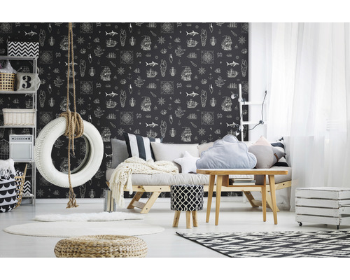 Chambre décorative avec balançoire de pneu, canapé et papier peint avec des motifs marins.